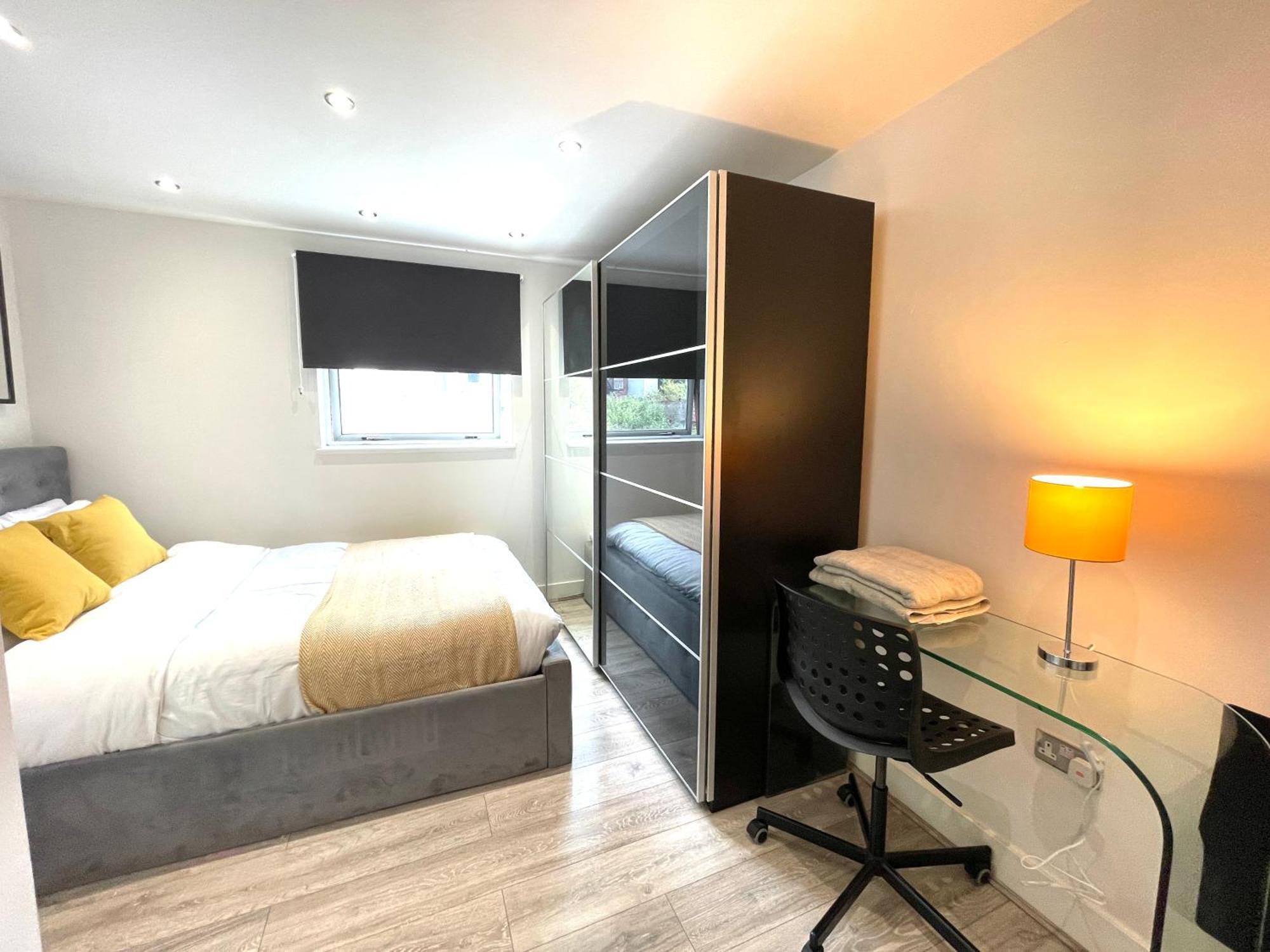 Rnm - Business Professionals Stay, Walsall City Centre, 2 Bedroom With Ensuite And Bathroom, Entire Place, Kitchen & Washroom With Amenities, Smart Tv, Easy Access, Fast Wifi, Parking Nearby, Great Transport Links Exterior foto