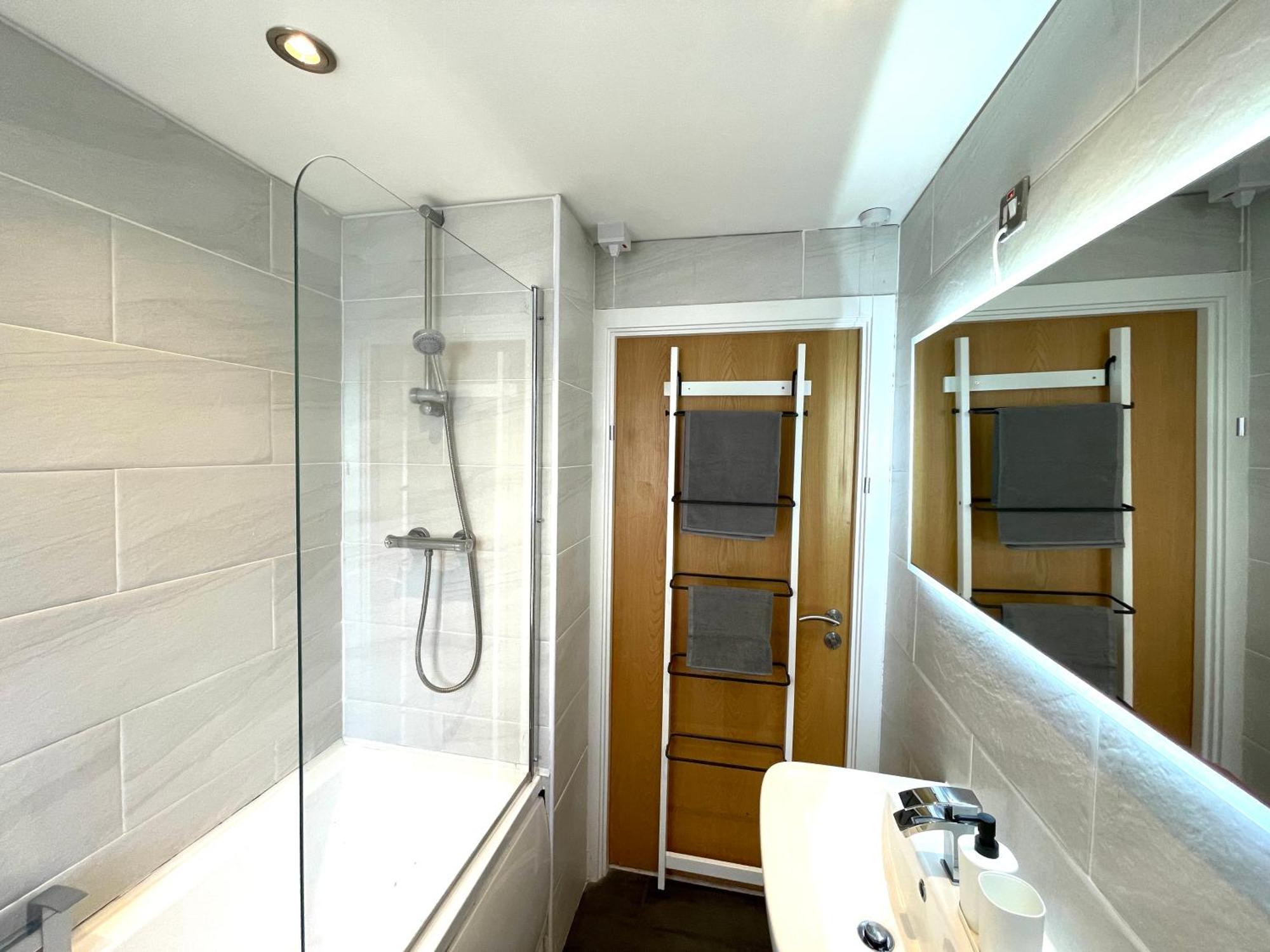 Rnm - Business Professionals Stay, Walsall City Centre, 2 Bedroom With Ensuite And Bathroom, Entire Place, Kitchen & Washroom With Amenities, Smart Tv, Easy Access, Fast Wifi, Parking Nearby, Great Transport Links Exterior foto