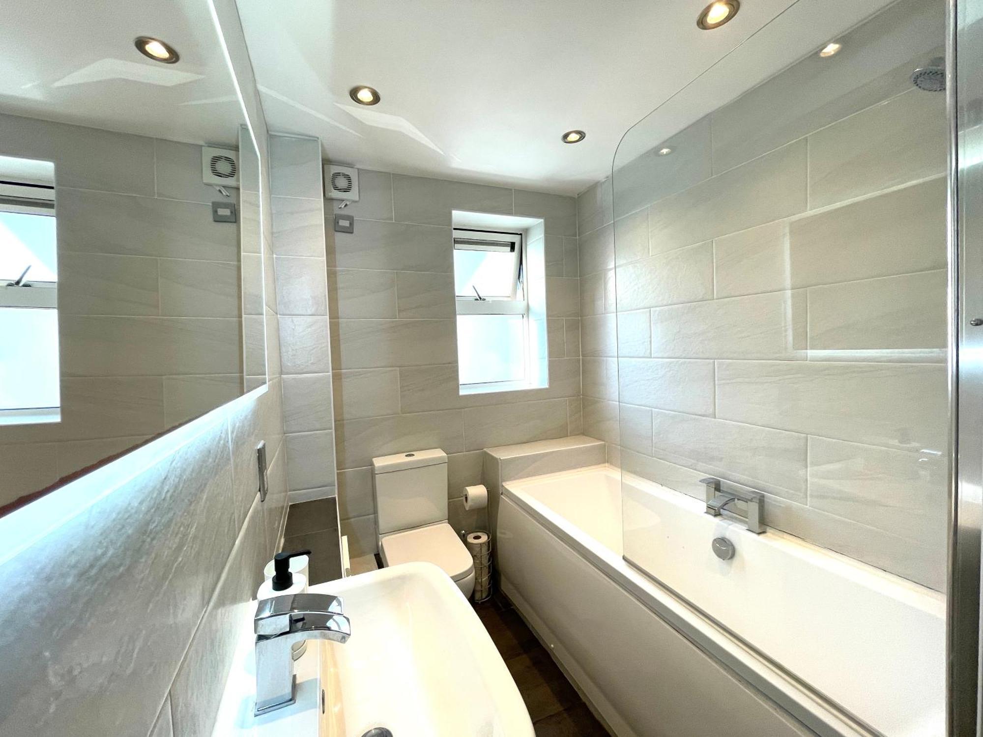 Rnm - Business Professionals Stay, Walsall City Centre, 2 Bedroom With Ensuite And Bathroom, Entire Place, Kitchen & Washroom With Amenities, Smart Tv, Easy Access, Fast Wifi, Parking Nearby, Great Transport Links Exterior foto
